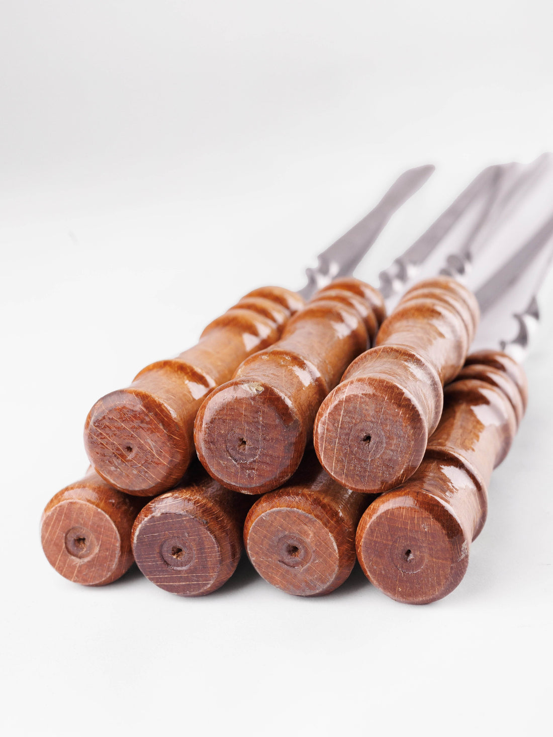 Szpikulec z lakierowaną drewnianą rączką 61*1,2*3 /SZAMPUR DO GRILLA