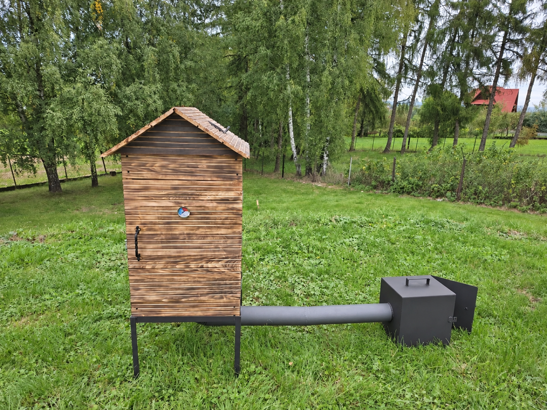 Kleiner Räucherofen aus Holz für den Garten mit Feuerkammer und Thermometer. L