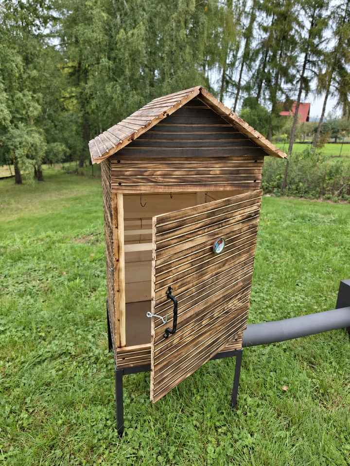 Kleiner Räucherofen aus Holz für den Garten mit Feuerkammer und Thermometer. L